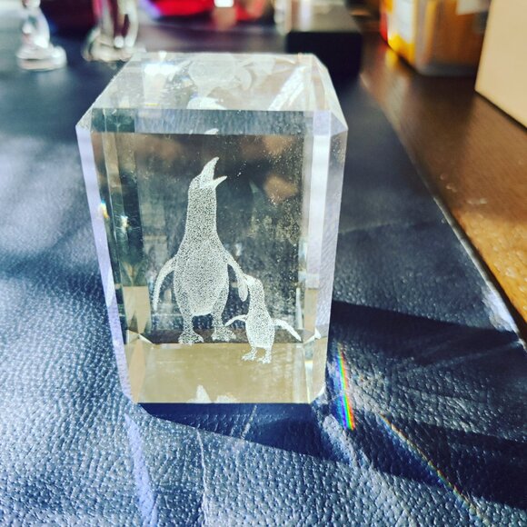 Crystal Hologram of a Penguin & Chick, Amazing to view all the angles. - Picture 3 of 4